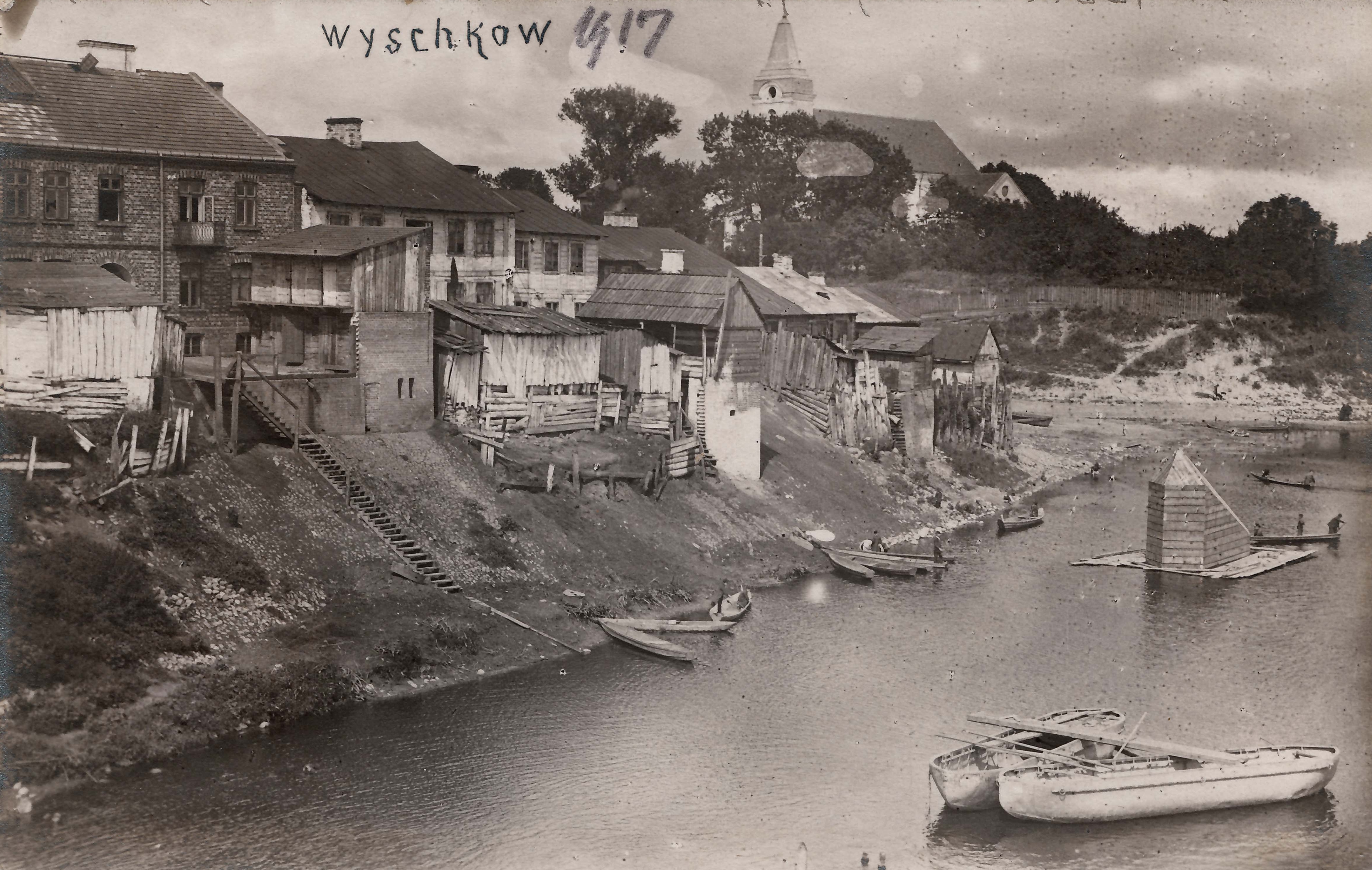 zdjęcie pochodzące ze zbiorów Biblioteki Miejskiej w Wyszkowie, widok z mostu na zabudowę ul. Rybackiej (dziś ul Kościelna) od str. rzeki (1915-1918).jpg (6.38 MB)